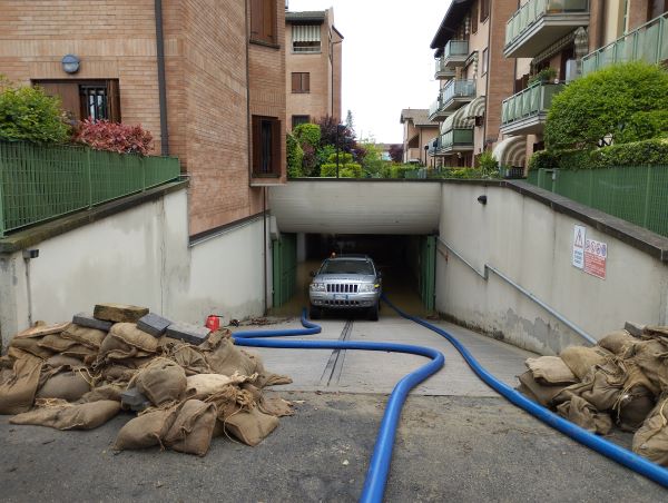 Alluvione 2023 - Utilizzo di pompe idrauliche per lo svuotamento di scantinati