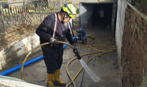 Si diluisce il fango con acqua per agevolare la pulizia e per facilitare l'aspirazione con la pompa