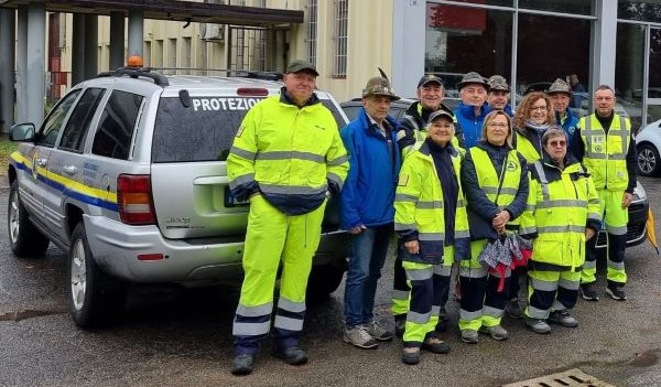 I Volontari di Protezione Civile di Anzola con gli Alpini sono intervenuti per il servizio traffico affiancando la Polizia Locale