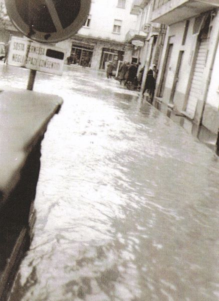 Alluvione 1966 Piazza Giovanni XXIII allagata 