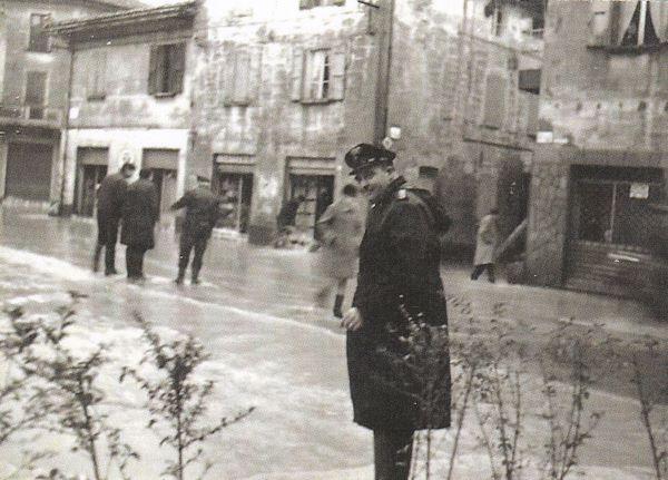 Alluvione 1966 via Emilia allagata in primo piano il maresciallo dei CC De Gasperi