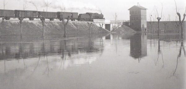 Alluvione dicembre 1966 ad Anzola, presso stazione FS