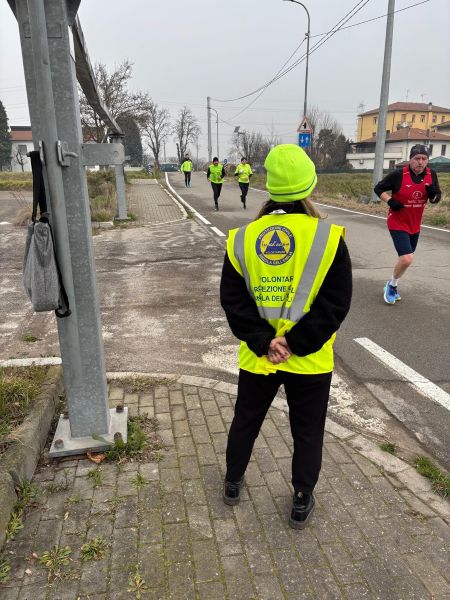 Volontario della Protezione Civile di Anzola durante il passaggio dei partecipanti